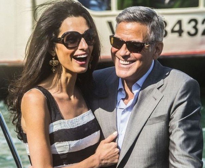 Η τελευταία εμφάνιση της Amal Clooney επιβεβαιώνει πως είναι έγκυος